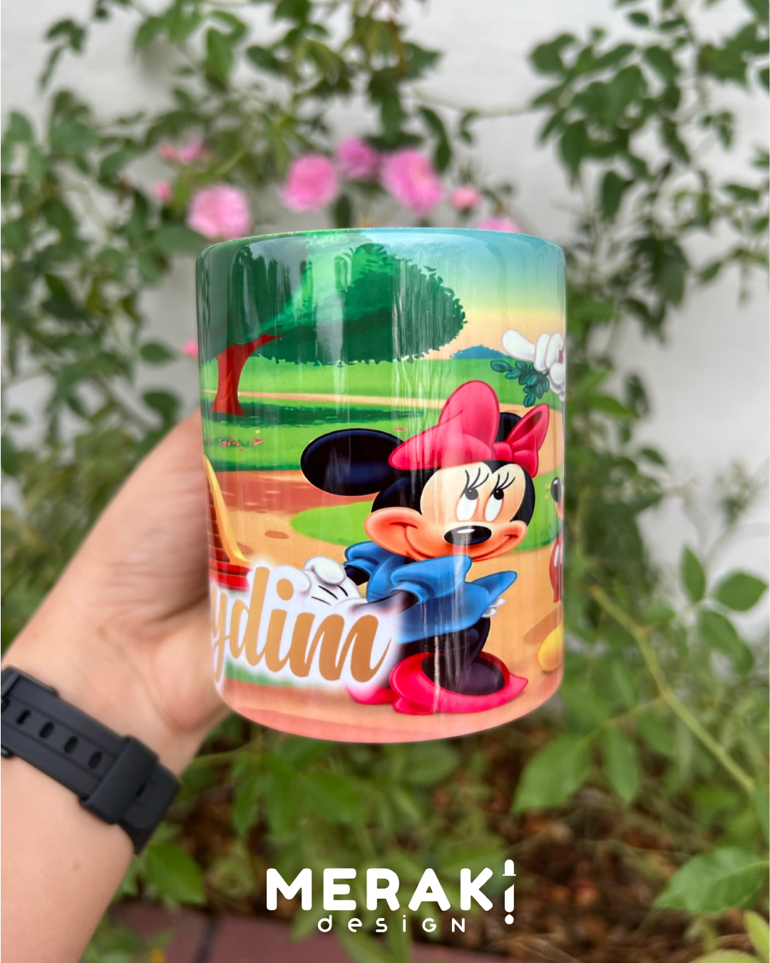 ¡Haz que cada sorbo sea más mágico con nuestra Taza Personalizada de Mickey y Minnie! 🐭✨