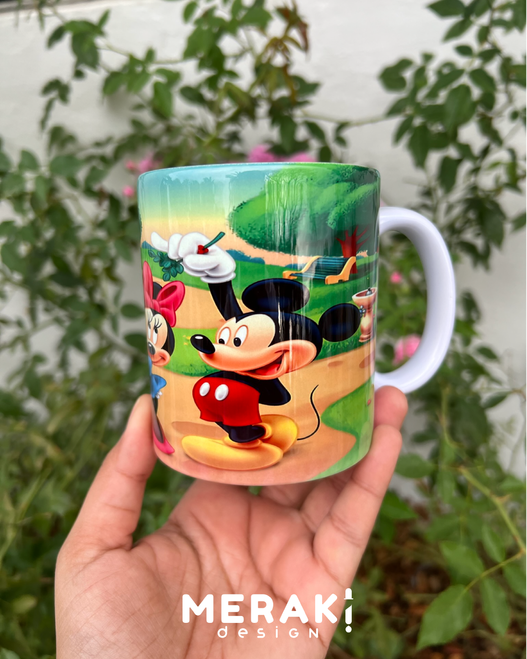 ¡Haz que cada sorbo sea más mágico con nuestra Taza Personalizada de Mickey y Minnie! 🐭✨